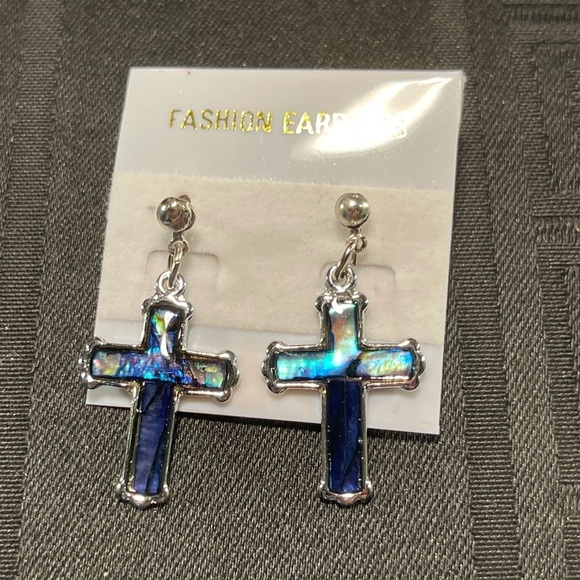 👋 3/$15 Cross Natural Shell 1” stud earrings NWT 🌈🟦 - Picture 1 of 7